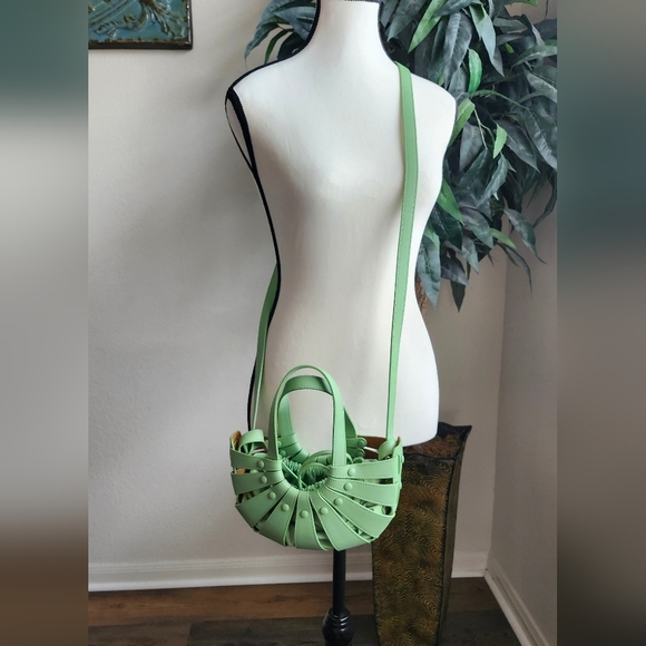 Bottega Veneta The Shell Small Bag In Pistachio - Picture 6 of 15
